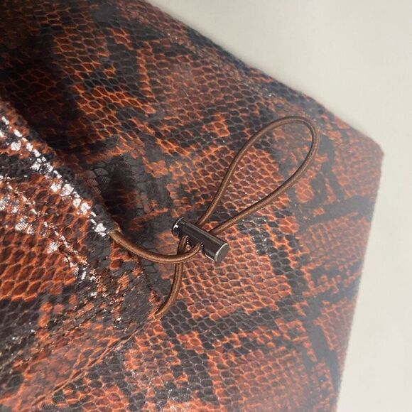 SHOEDAZZLE Women’s Knee Boots Reena Snake Design Beown Size 8 Zipper Closure NEW - Picture 3 of 11